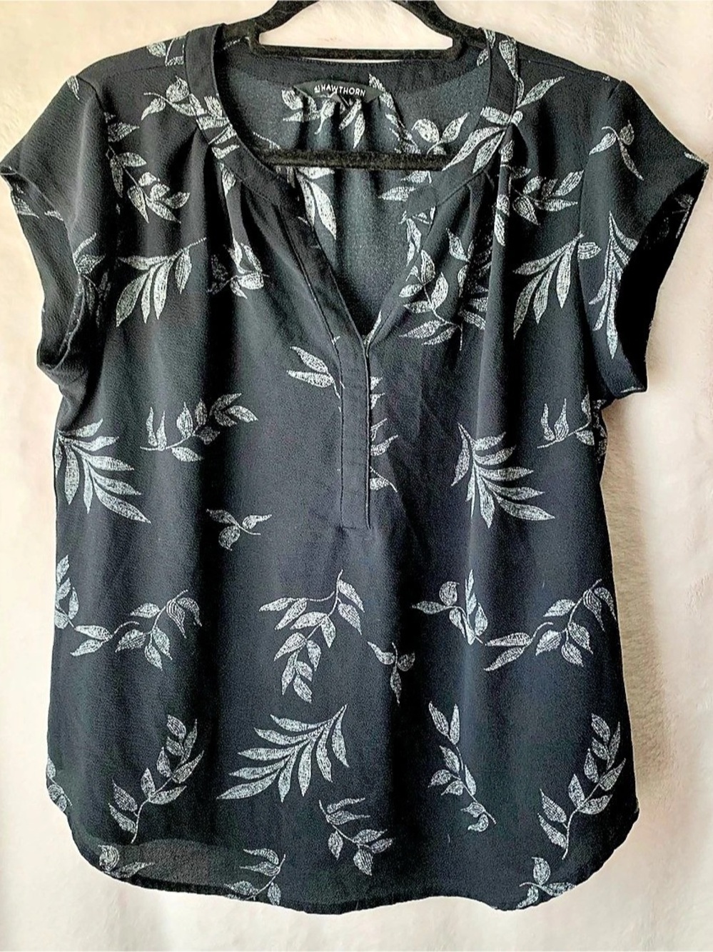 41 Hawthorn Black White Leaf Print Pleated V-Neck Blouse M